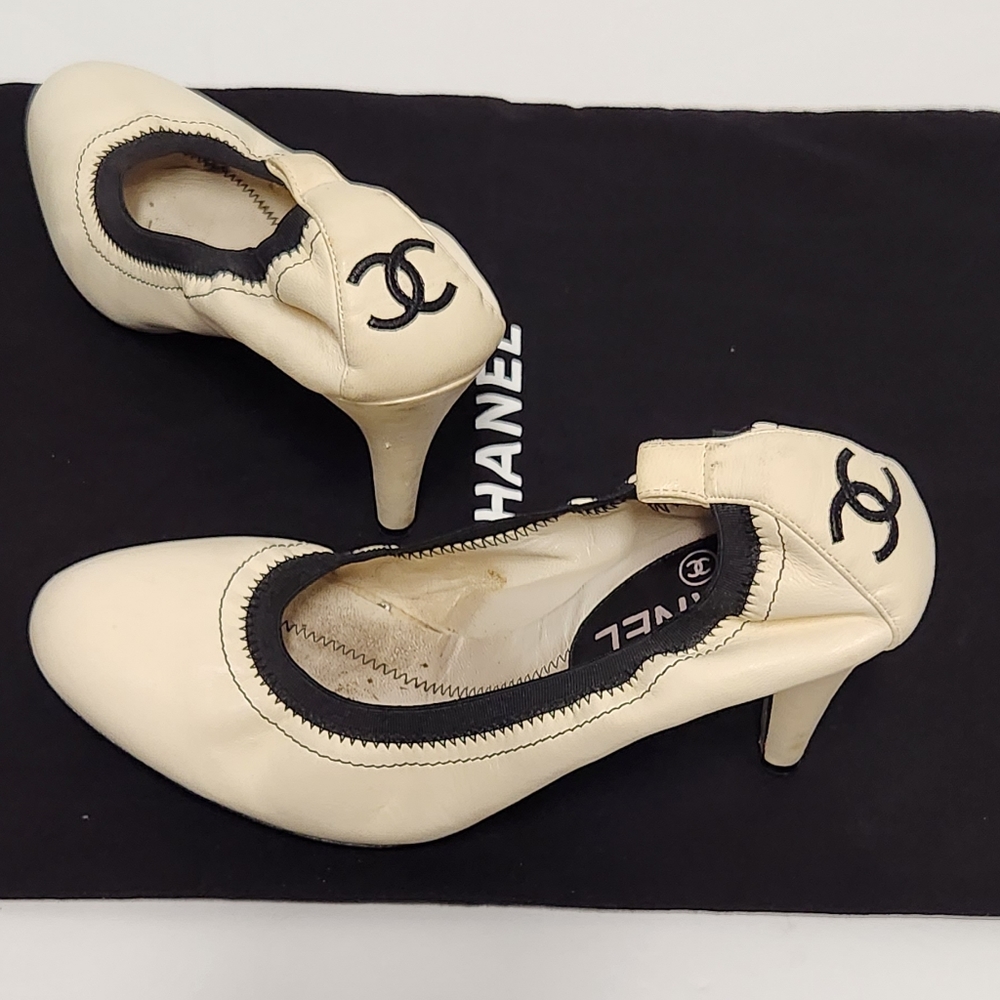 CHANEL Cream and Black CC Logo Kitten Heel Pumps - Picture 3 of 14
